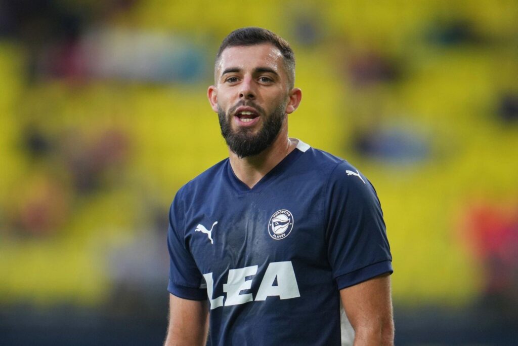 Luis Rioja of Deportivo Alaves warms up prior to the LaLiga EA Sports match between Villarreal CF and Deportivo Alaves at Estadio de la Ceramica on October 22, 2023 in Villarreal, Spain.