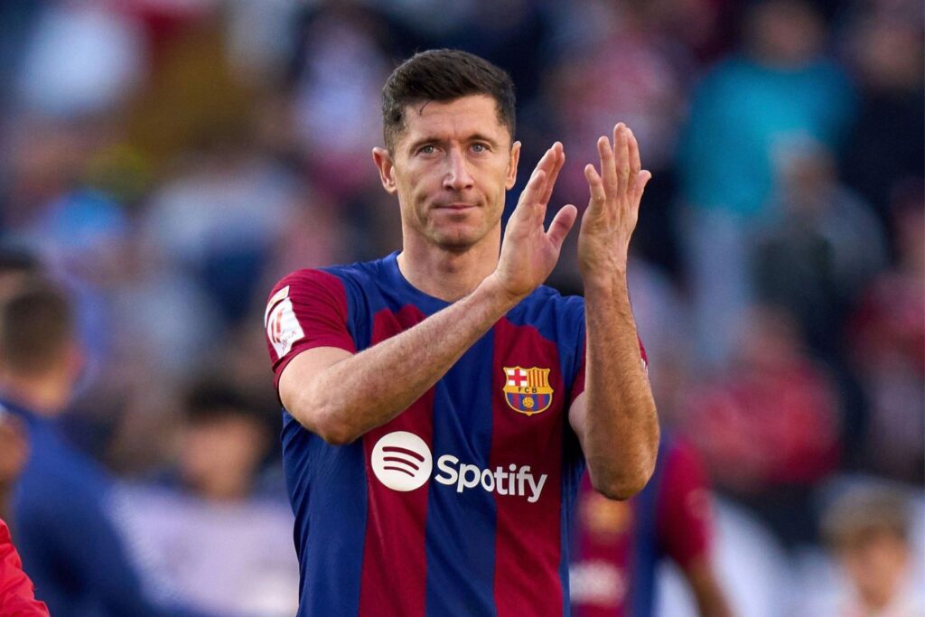 MADRID, SPAIN - NOVEMBER 25: Robert Lewandowski of FC Barcelona acknowledges the fans after the LaLiga EA Sports match between Rayo Vallecano and FC Barcelona at Estadio de Vallecas on November 25, 2023 in Madrid, Spain.