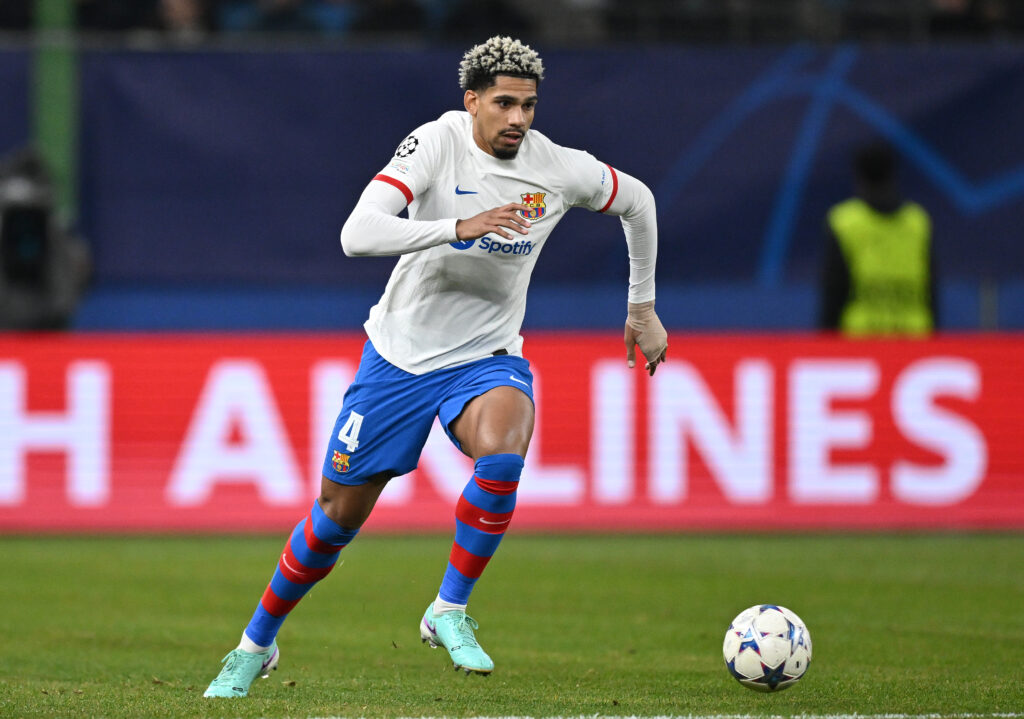 HAMBURG, GERMANY - NOVEMBER 07: Ronald Araújo of Barcelona in action during the UEFA Champions League match between FC Shakhtar Donetsk and FC Barcelona at Volksparkstadion on November 07, 2023 in Hamburg, Germany.