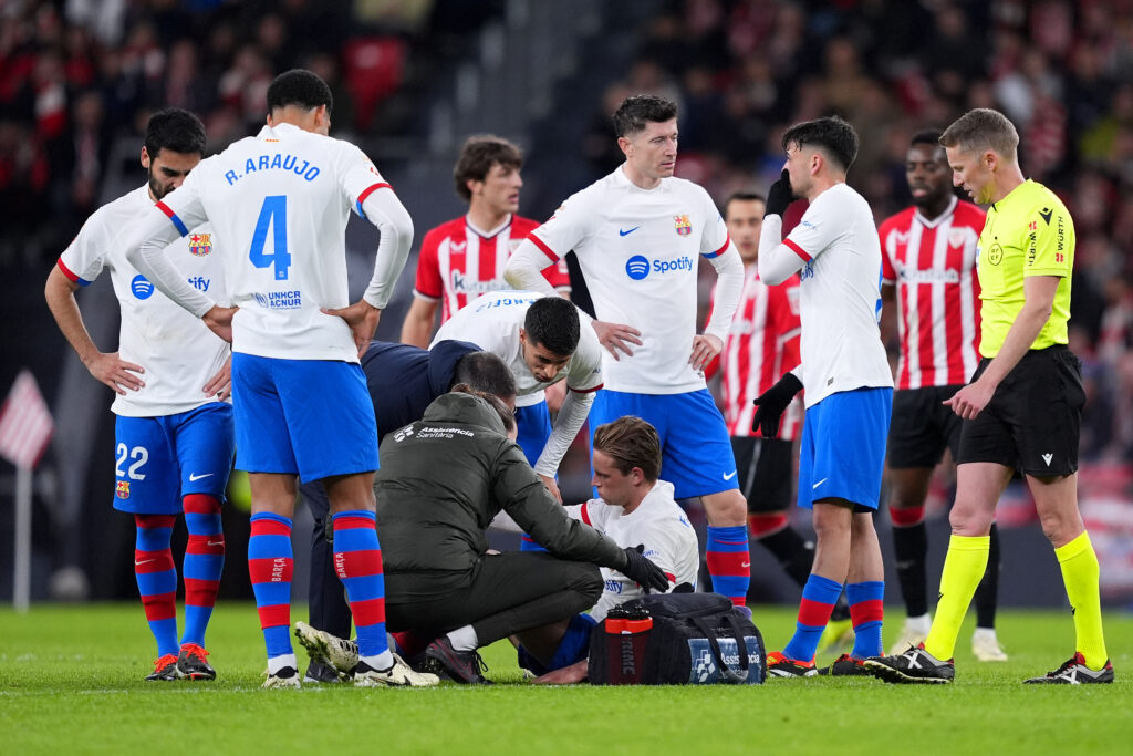 BILBAO, SPAIN - MARCH 03: Frenkie de Jong of FC Barcelona receives medical treatment after picking up an injury during the LaLiga EA Sports match between Athletic Bilbao and FC Barcelona at Estadio de San Mames on March 03, 2024 in Bilbao, Spain.