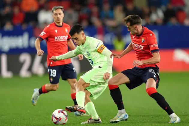 PAMPLONA, SPAIN - SEPTEMBER 28: Pedri of FC Barcelona on the ball whilst under pressure from Aimar Oroz of CA Osasuna during the LaLiga match between CA Osasuna and FC Barcelona at Estadio El Sadar on September 28, 2024 in Pamplona, Spain.