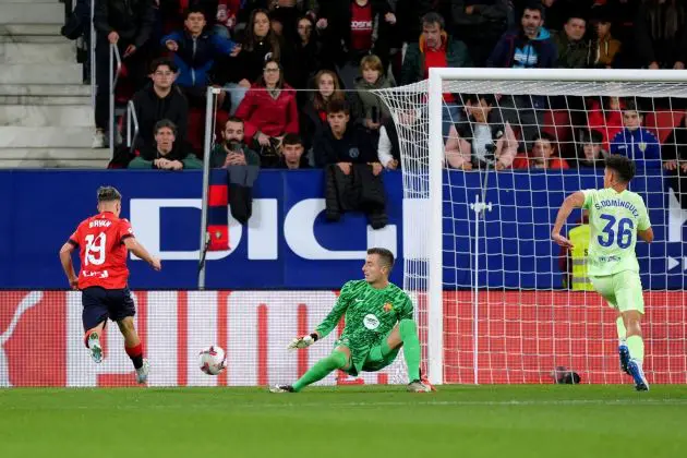 PAMPLONA, SPAIN - SEPTEMBER 28: Bryan Zaragoza of CA Osasuna scores his team's second goal past Inaki Pena of FC Barcelona during the LaLiga match between CA Osasuna and FC Barcelona at Estadio El Sadar on September 28, 2024 in Pamplona, Spain.