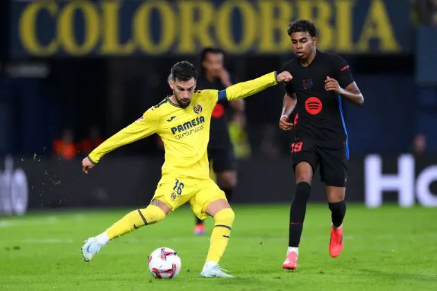 VILLARREAL, SPAIN - SEPTEMBER 22: Alex Baena of Villarreal CF shoots under pressure from Lamine Yamal of FC Barcelona during the LaLiga match between Villarreal CF and FC Barcelona at Estadio de la Ceramica on September 22, 2024 in Villarreal, Spain.