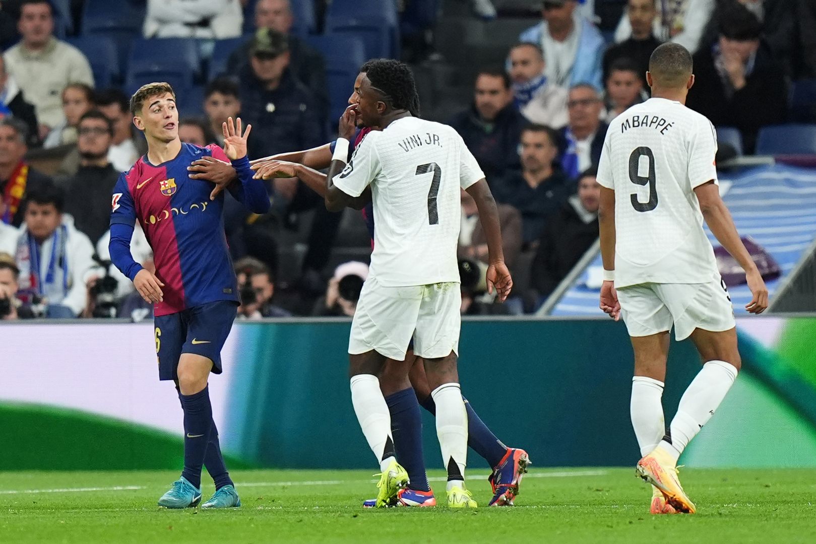 MADRID, SPAIN - OCTOBER 26: Gavi of FC Barcelona and Vinicius Junior of Real Madrid clash during the LaLiga match between Real Madrid CF and FC Barcelona at Estadio Santiago Bernabeu on October 26, 2024 in Madrid, Spain.