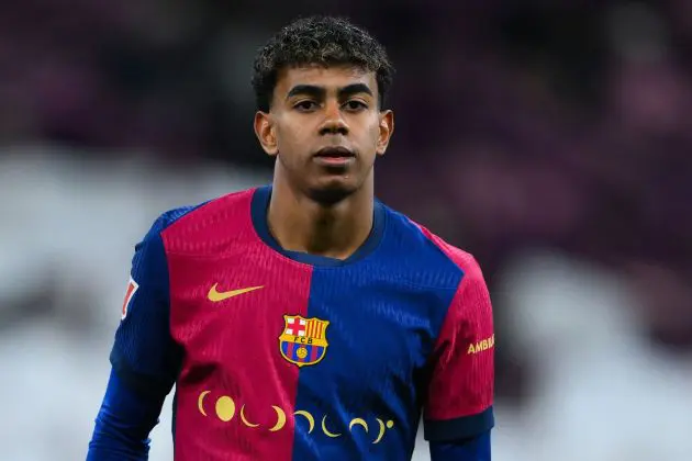 MADRID, SPAIN - OCTOBER 26: Lamine Yamal of FC Barcelona wears a special edition Coldplay match shirt during the LaLiga match between Real Madrid CF and FC Barcelona at Estadio Santiago Bernabeu on October 26, 2024 in Madrid, Spain.