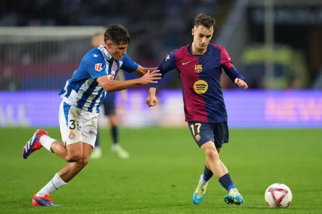 BARCELONA, SPAIN - NOVEMBER 03: Marc Casado of FC Barcelona runs with the ball whilst under pressure from Rafel Bauza of RCD Espanyol during the La Liga EA Sports match between FC Barcelona and RCD Espanyol at Estadi Olimpic Lluis Companys on November 03, 2024 in Barcelona, Spain.