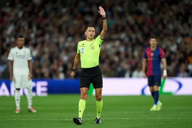 MADRID, SPAIN - OCTOBER 26: Referee José María Sánchez Martínez gestures during the LaLiga match between Real Madrid CF and FC Barcelona at Estadio Santiago Bernabeu on October 26, 2024 in Madrid, Spain.