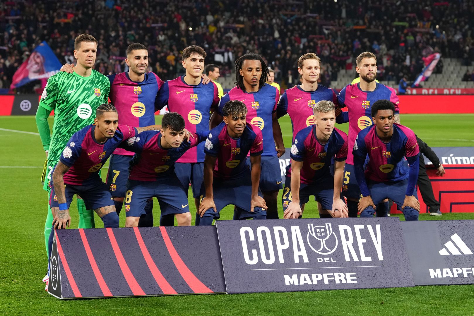 BARCELONA, SPAIN - FEBRUARY 25: Players of FC Barcelona pose for a team photograph prior to the Copa del Rey Semi Final match between FC Barcelona and Atletico de Madrid at Estadi Olimpic Lluis Companys on February 25, 2025 in Barcelona, Spain.