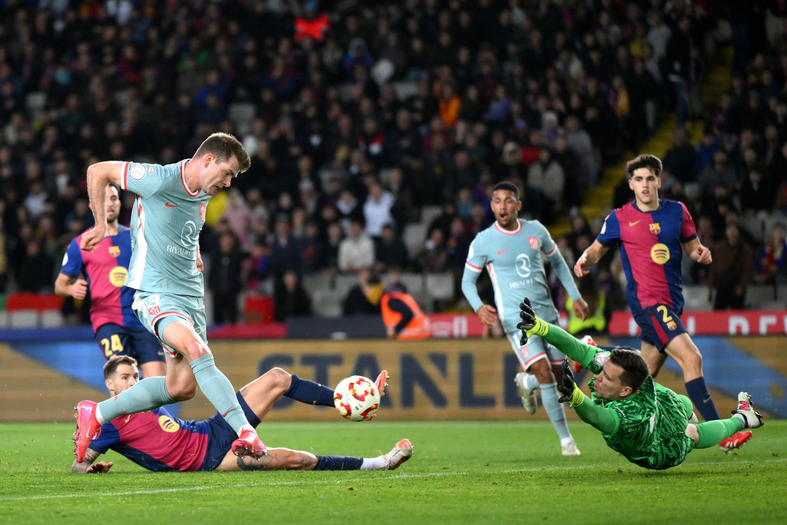 BARCELONA, SPAIN - FEBRUARY 25: Alexander Sorloth of Atletico de Madrid scores his team's fourth goal past Wojciech Szczesny of FC Barcelona during the Copa del Rey Semi Final match between FC Barcelona and Atletico de Madrid at Estadi Olimpic Lluis Companys on February 25, 2025 in Barcelona, Spain.