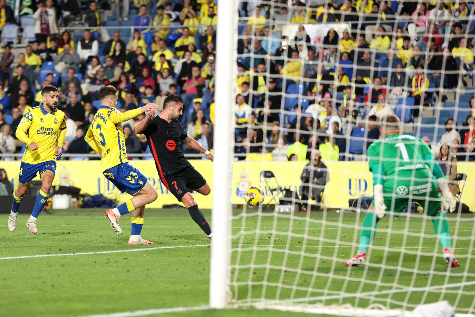 LAS PALMAS, SPAIN - FEBRUARY 22: Ferran Torres of FC Barcelona scores his team's second goal past Jasper Cillessen of UD Las Palmas during the LaLiga match between UD Las Palmas and FC Barcelona at Estadio Gran Canaria on February 22, 2025 in Las Palmas, Spain.