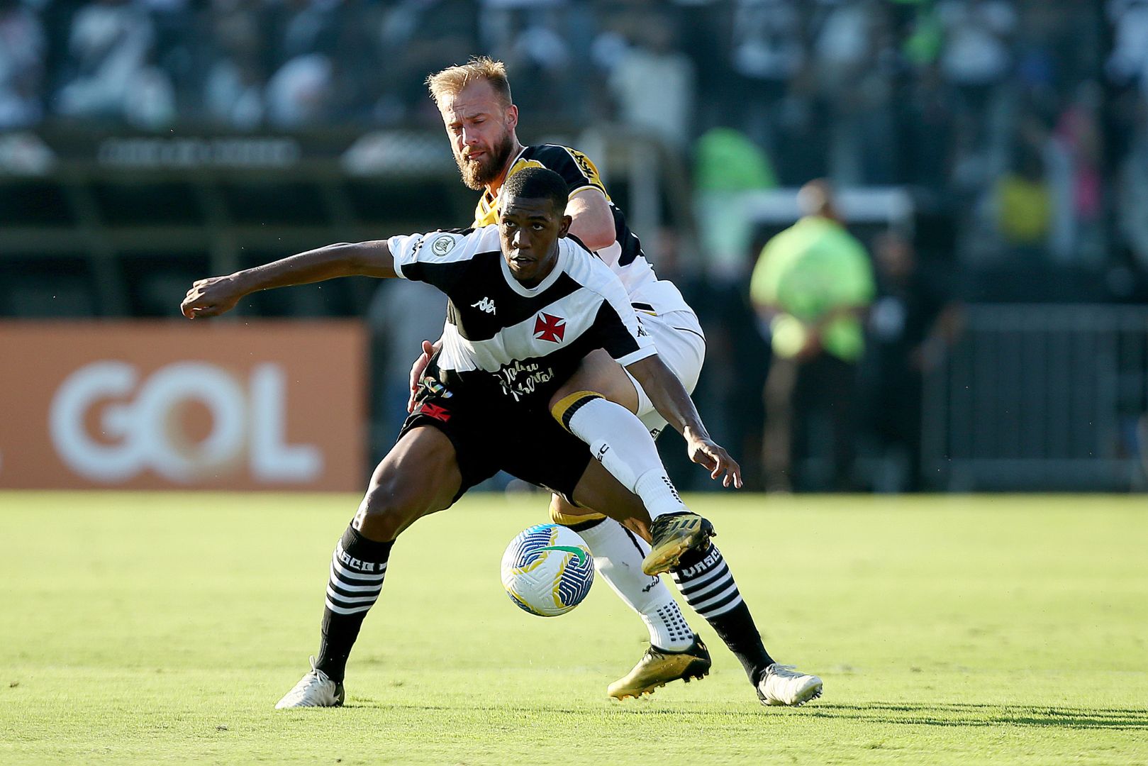 RIO DE JANEIRO, BRAZIL - APRIL 27: Rayan Rocha of Vasco da Gama fights for the ball with Marcelo Hermes of Criciuma during the match between Vasco da Gama and Criciuma as part of Brasileirao 2024 at Sao Januario Stadium on April 27, 2024 in Rio de Janeiro, Brazil.