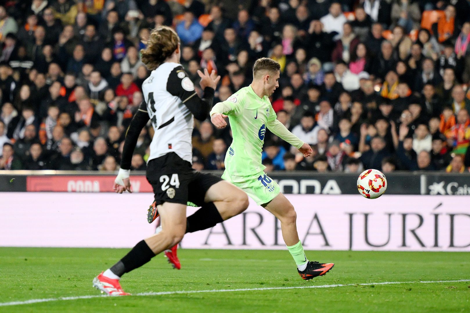 VALENCIA, SPAIN - FEBRUARY 06: Fermin Lopez of FC Barcelona scores his team's third goal during the Copa del Rey quarter-final match between Valencia CF and FC Barcelona at the Estadio Mestalla on February 06, 2025 in Valencia, Spain.