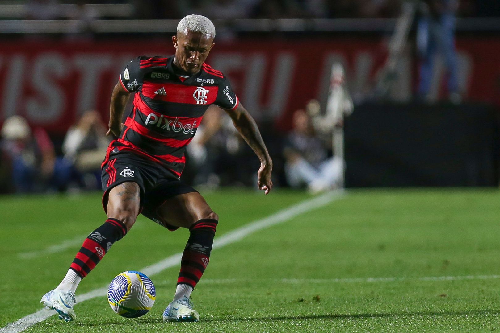 SAO PAULO, BRAZIL - AUGUST 3: Wesley Franca of Flamengo controls the ball during the match between Sao Paulo and Flamengo at MorumBIS Stadium on August 3, 2024 in Sao Paulo, Brazil.