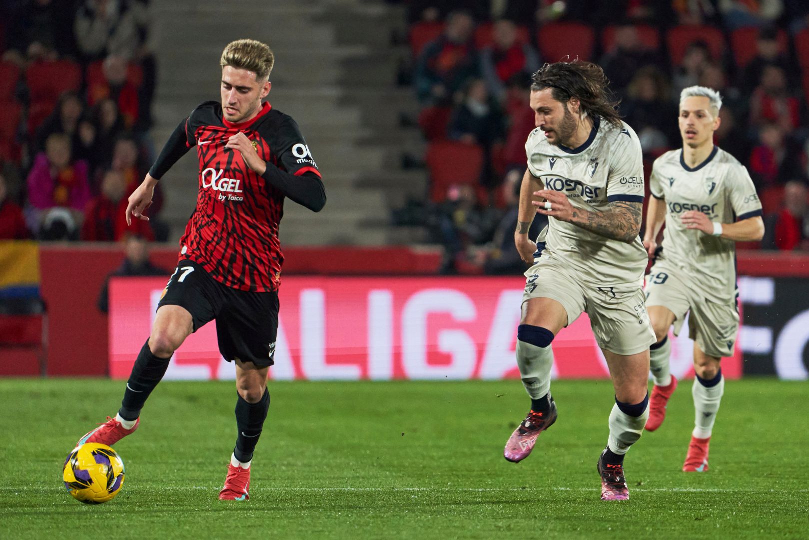 MALLORCA, SPAIN - FEBRUARY 10: Robert Navarro of RCD Mallorca and Juan Cruz of CA Osasuna competes for the ball during the LaLiga match between RCD Mallorca and CA Osasuna at Estadi de Son Moix on February 10, 2025 in Mallorca, Spain.
