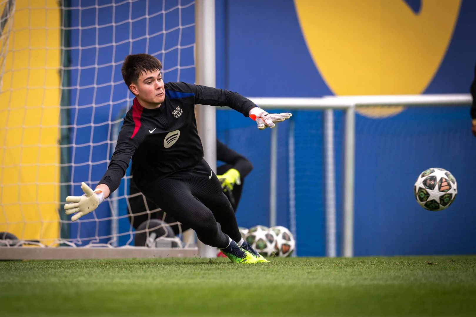 Juvenil A goalkeeper Max Bonfill diving to make a save during a training session with the Barcelona first team.