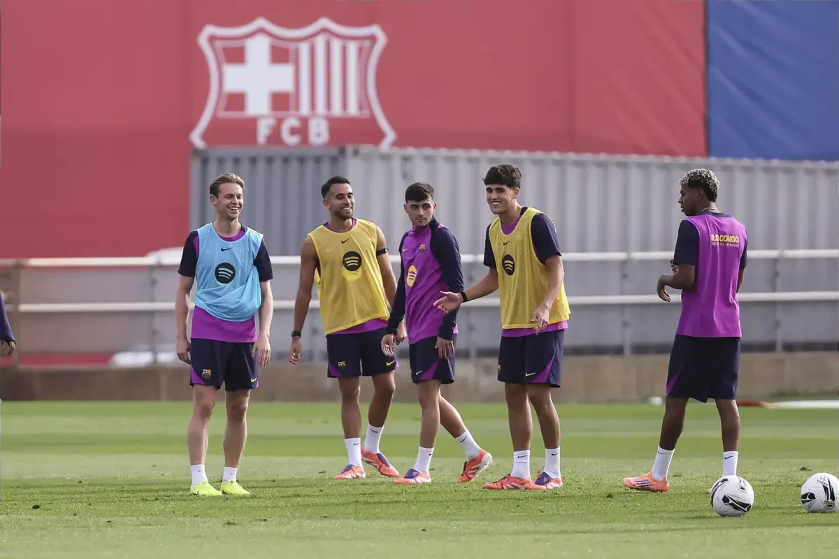 October 25, 2025, Sant Joan Despi, Barcelona, SPAIN: Frenkie de Jong, Eric Garcia, Pedri, Pau Cubarsi and Lamine Yamal during the training day of FC Barcelona ahead the Spanish League, La Liga EA Sports, football match against Real Madrid at Ciudad Esportiva Joan Gamper on October 25, 2025 in Sant Joan Despi, Barcelona, Spain.