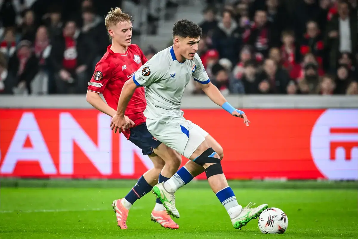 November 27, 2025, Villeneuve-D'ascq, France, France: Hakon ARNAR HARALDSSON of Lille and Sergi DOMINGUEZ of Dinamo Zagreb during the UEFA Europa League, League Phase MD5 match between Lille OSC (LOSC) and GNK Dinamo Zagreb at Pierre Mauroy Stadium on November 27, 2025 in Villeneuve-d'ascq near Lille, France.