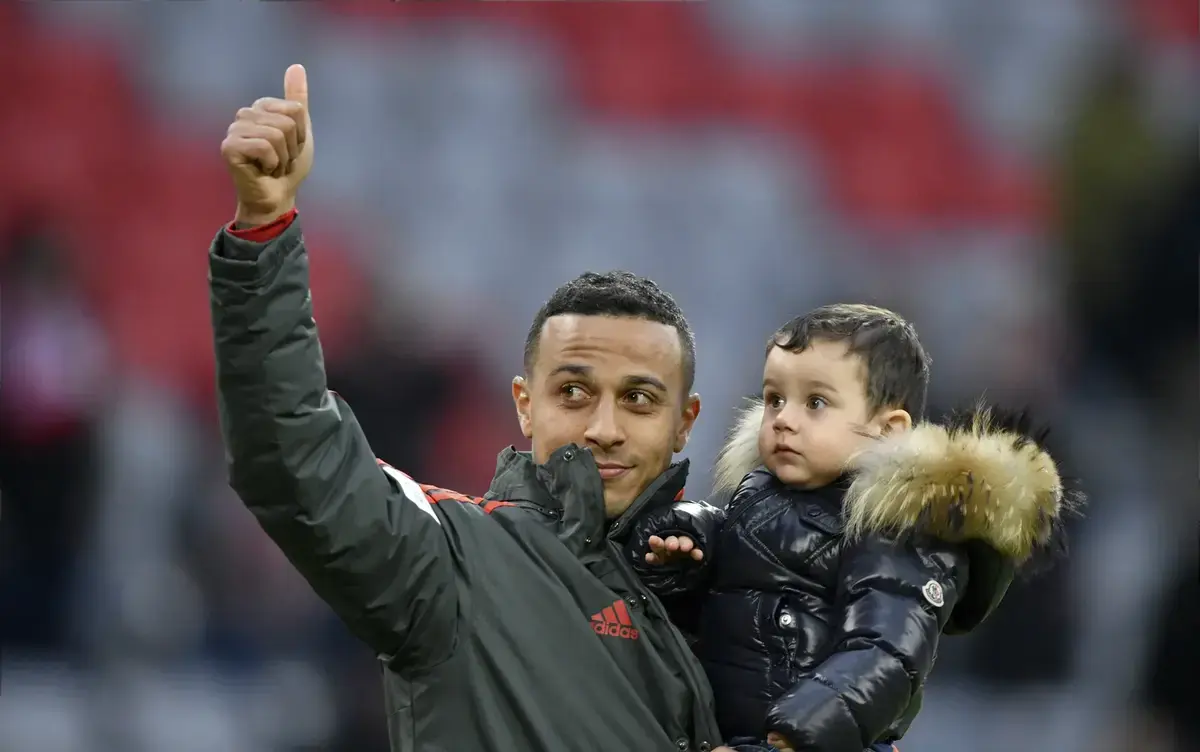 Thiago Alcantara FC Bayern Munich with daughter on arm thanks fans, Allianz Arena, Munich, Bavaria, Germany, Europe